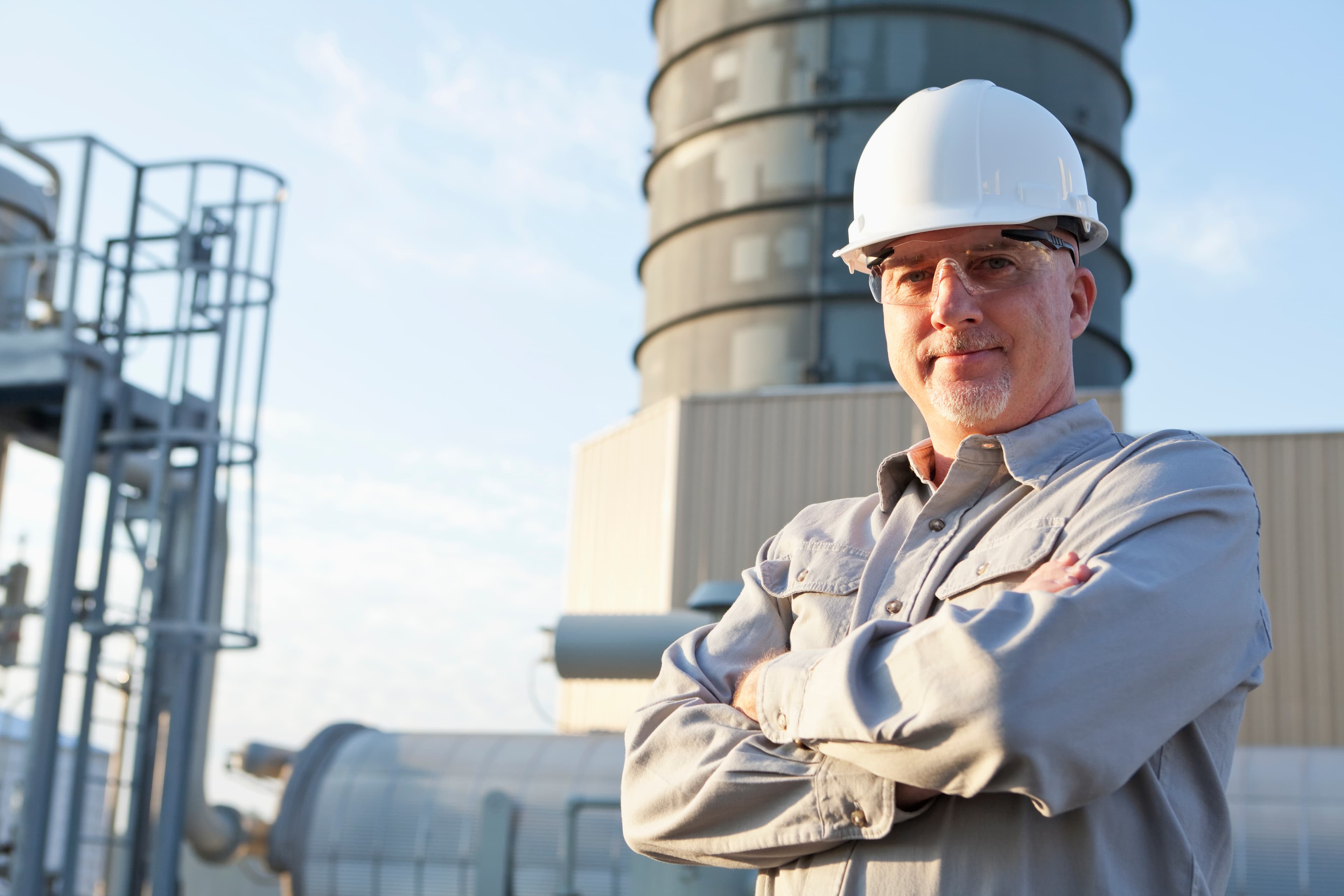 Man met witte helm
