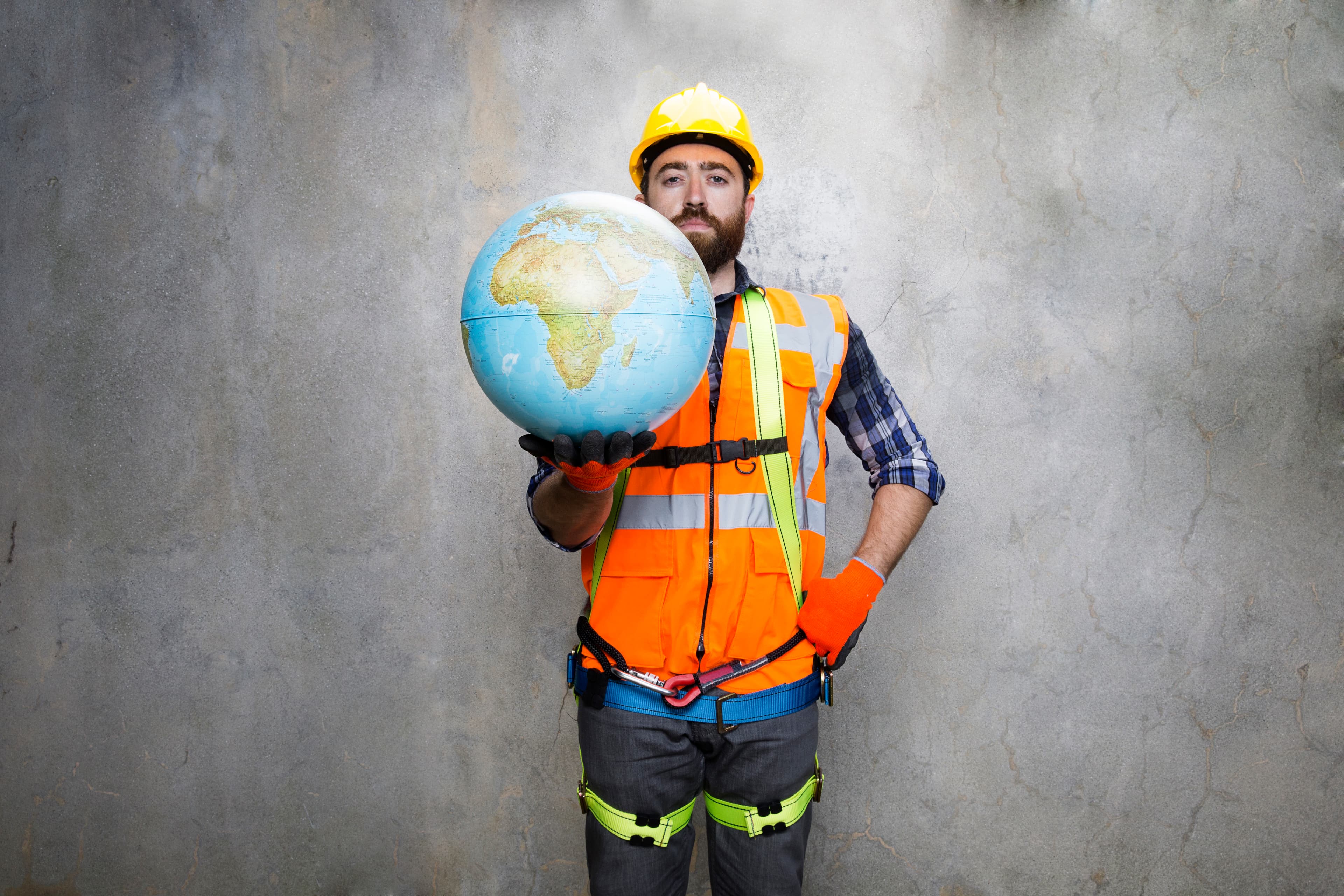 Man houd wereldbol vast